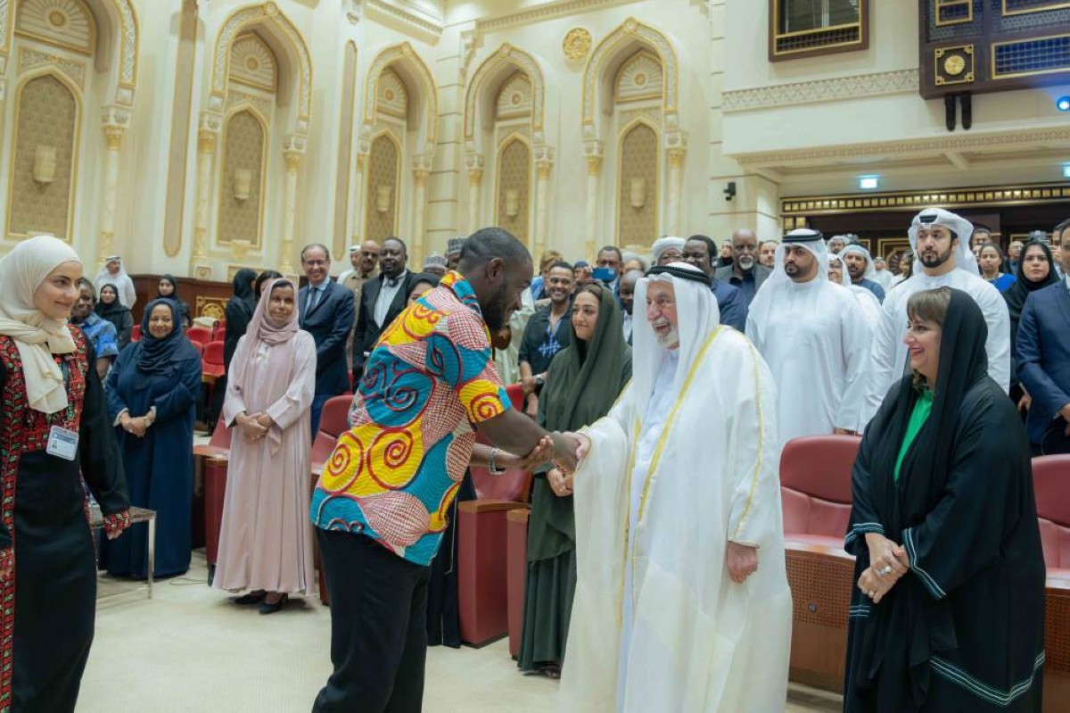 سلطان القاسمي مصافحاً طلبة الدفعة الأولى في الماجستير بحضور حور بنت سلطان