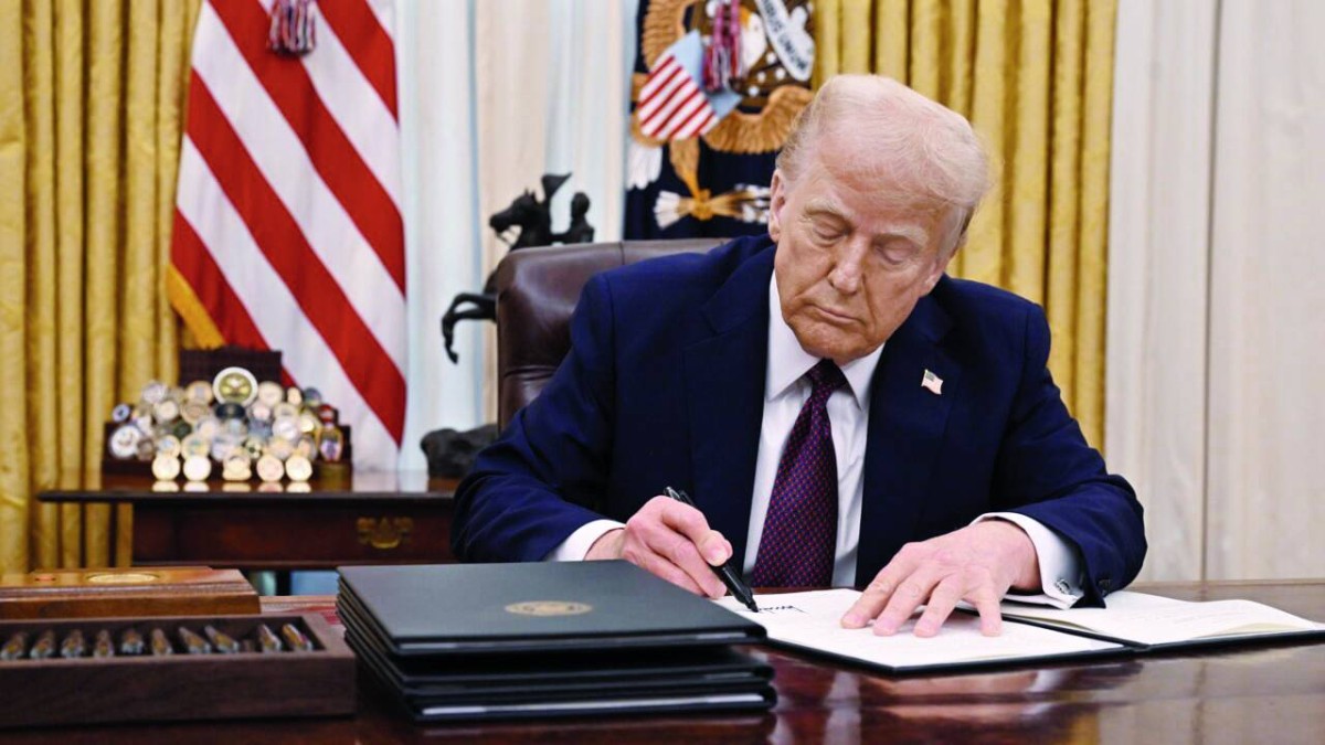 ترامب خلال توقيع قرار الرسوم الجمركية