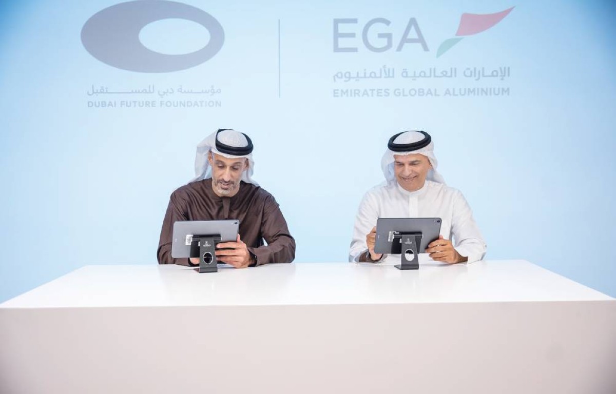 خلفان بالهول وعبدالناصر بن كلبان خلال توقيع الاتفاقية
