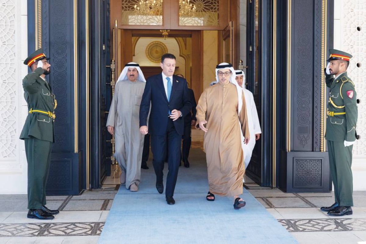 منصور بن زايد خلال استقباله أحمد الصفدي بحضور صقر غباش 

