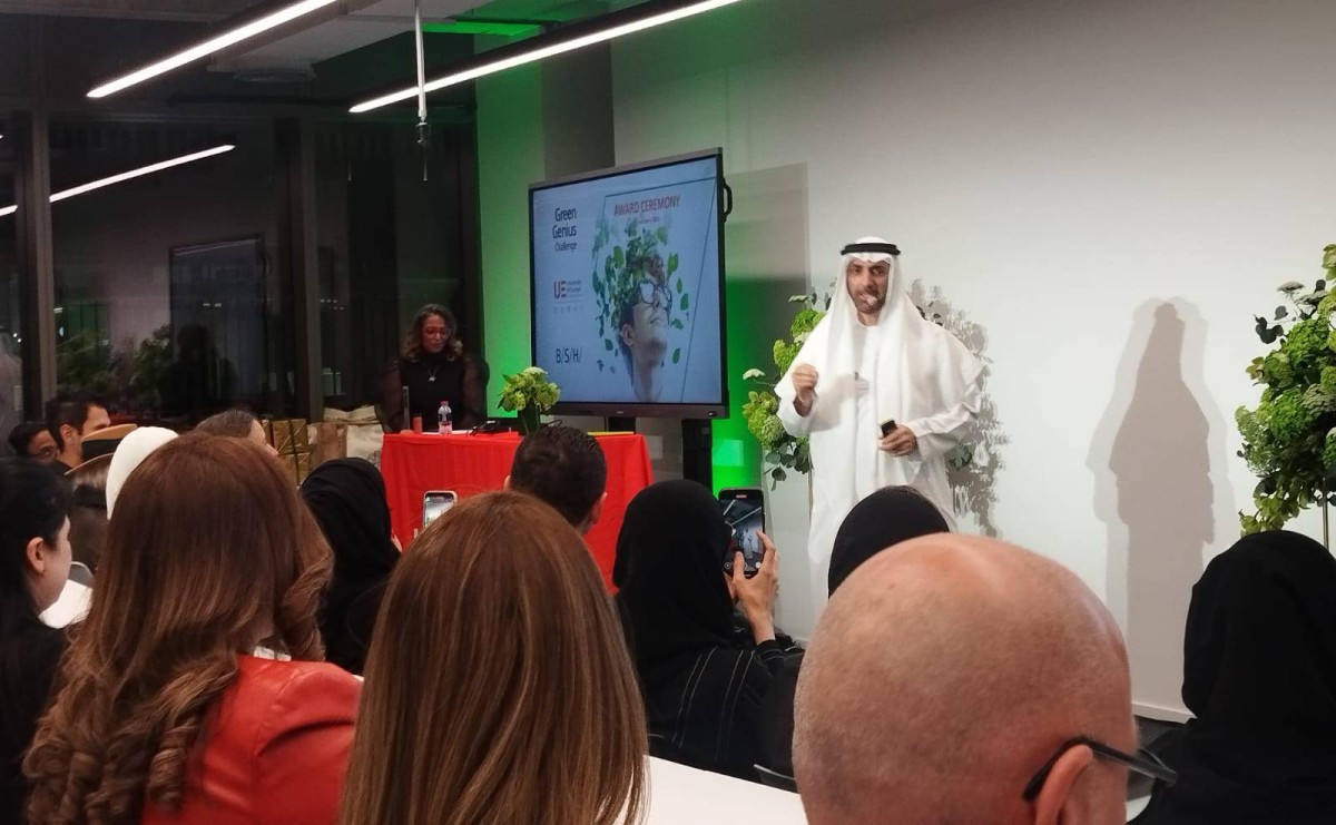 عبد العزيز النعيمي متحدثاً في حفل توزيع الجوائز|