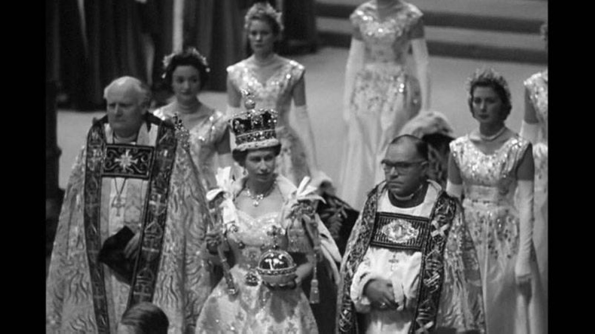 1952 الأميرة إليزابيث تتوج ملكة على المملكة المتحدة بعد وفاة والدها الملك جورج السادس.