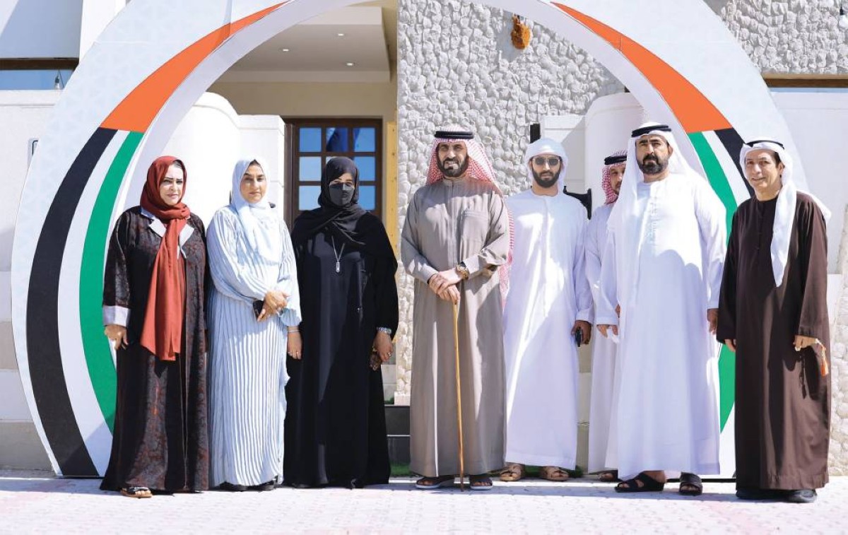 طالب بن صقر خلال زيارة جمعية الإمارات لرعاية وبر الوالدين