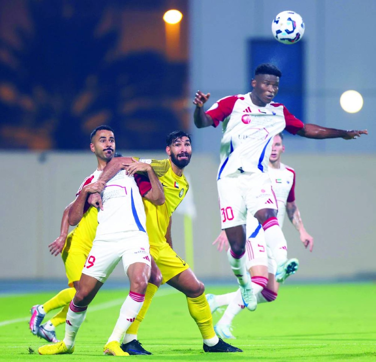 جانب من لقاء الذهاب بين الفريقين