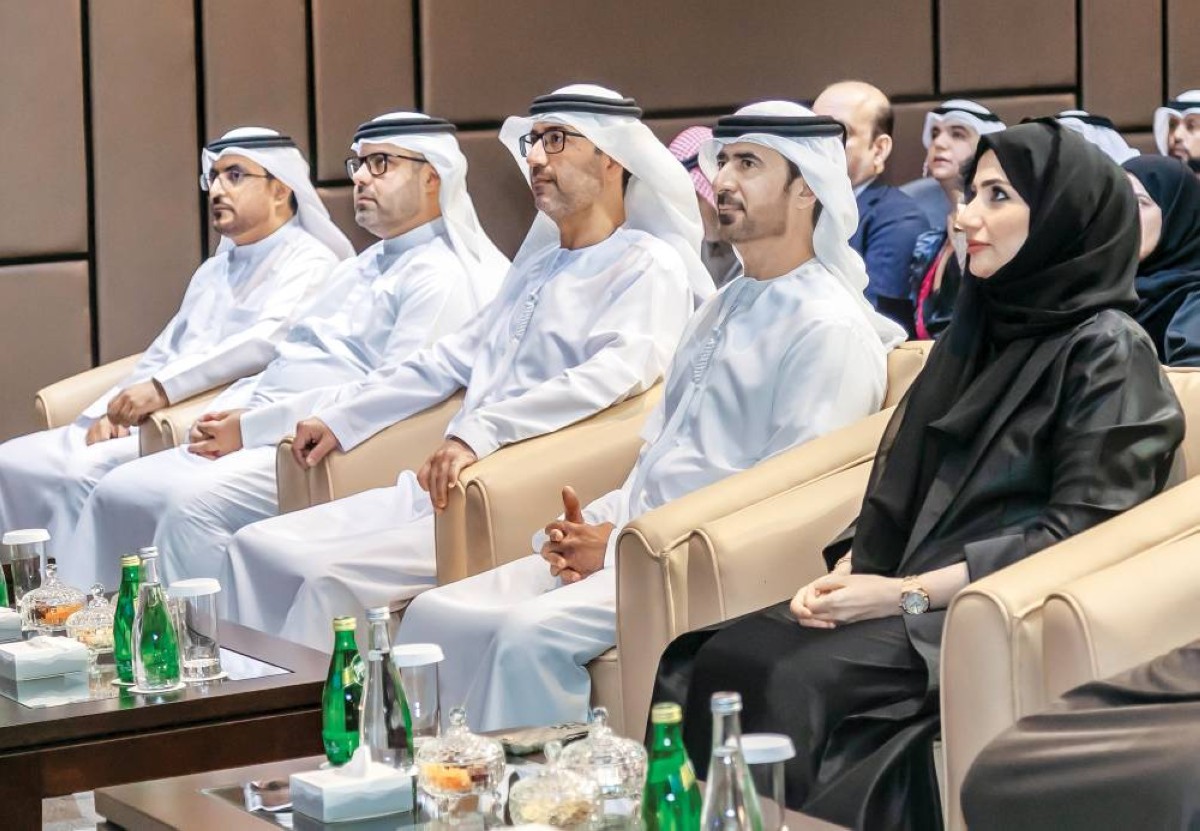 سيف السويدي ومحمد الشامسي وابتسام البدواوي خلال حفل التخريج