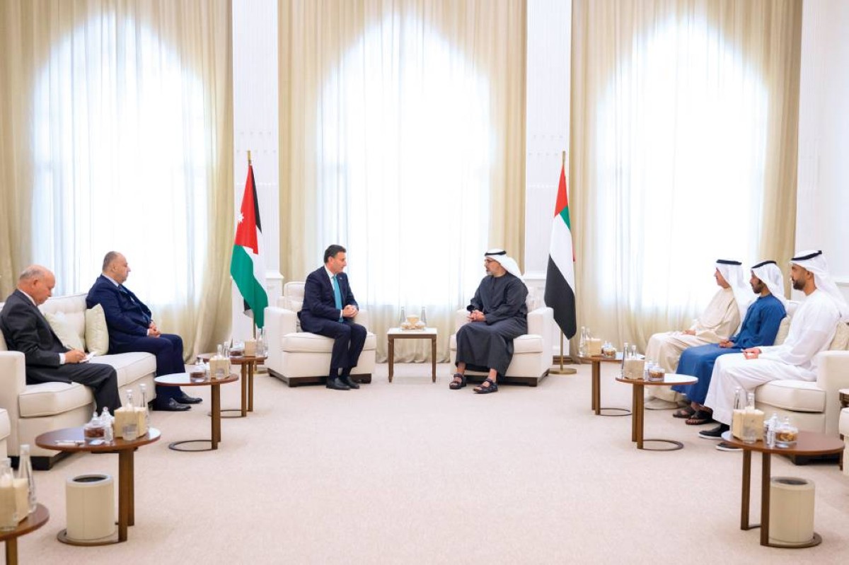 خالد بن محمد خلال استقباله أحمد الصفدي بحضور صقر غباش وخليفة بن طحنون وسيف غباش