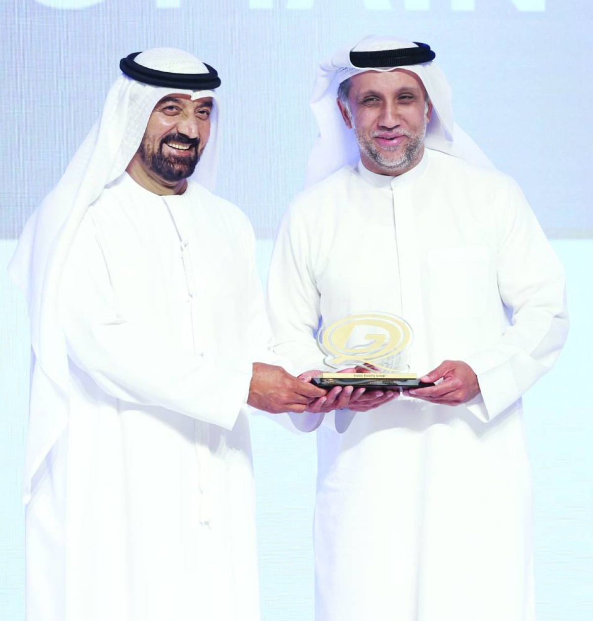  سموه يسلّم عبدالله المنصوري درع تكريم مؤسسة دبي للإعلام 