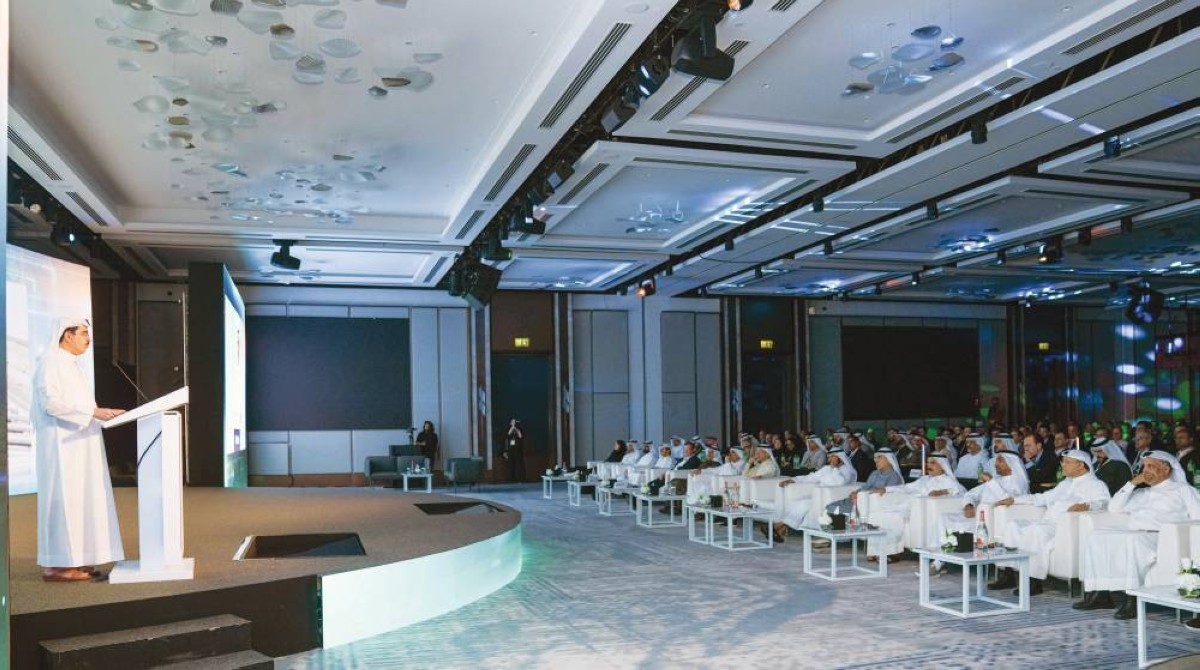 سعيد الطاير متحدثاً خلال المؤتمر