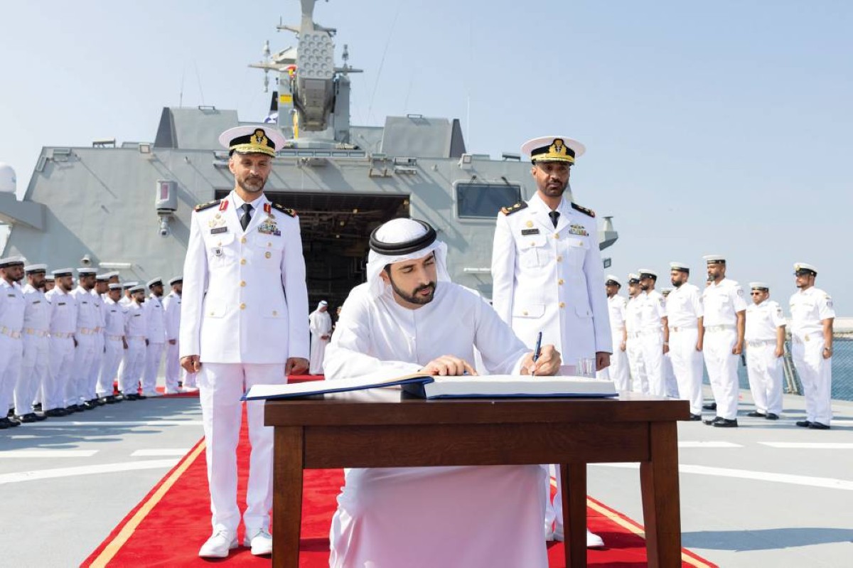 حمدان بن محمد خلال تدشين الزورق بحضور عيسى المزروعي وحميد الرميثي وجاسم الهرمودي