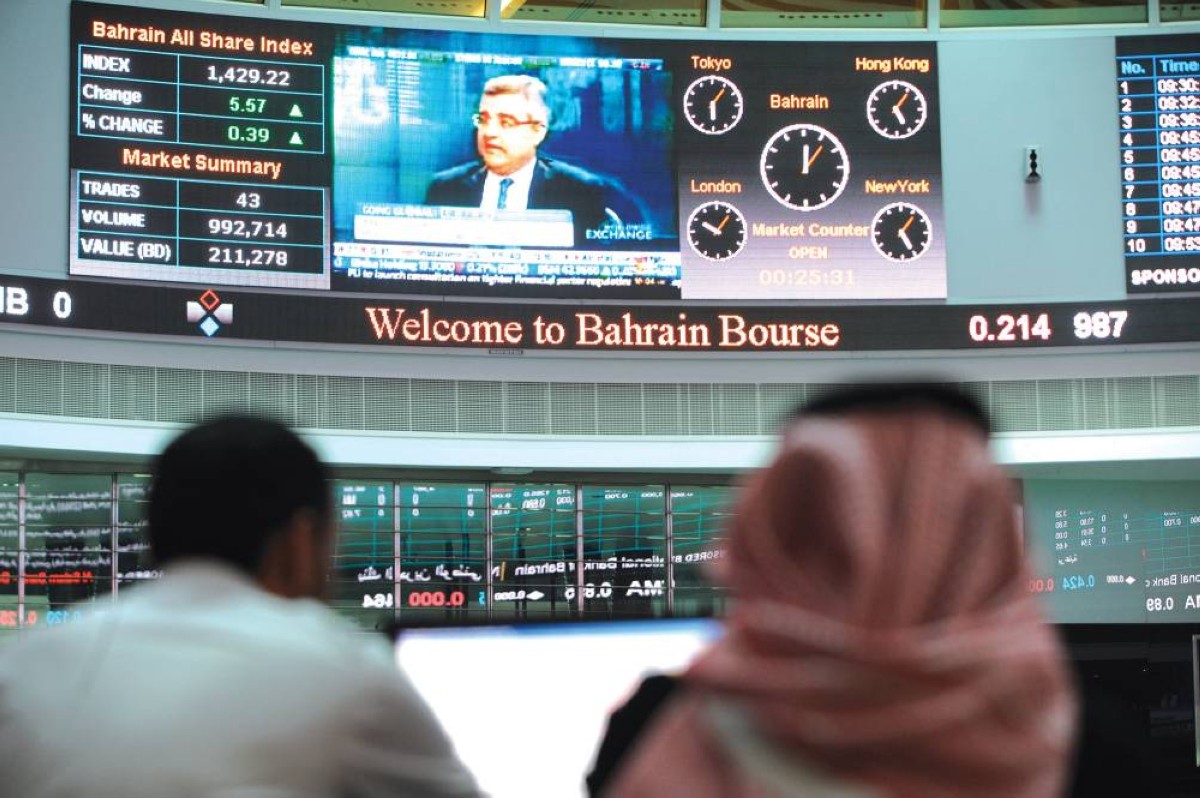 متعاملان يتابعان شاشات الأسعار في بورصة البحرين

