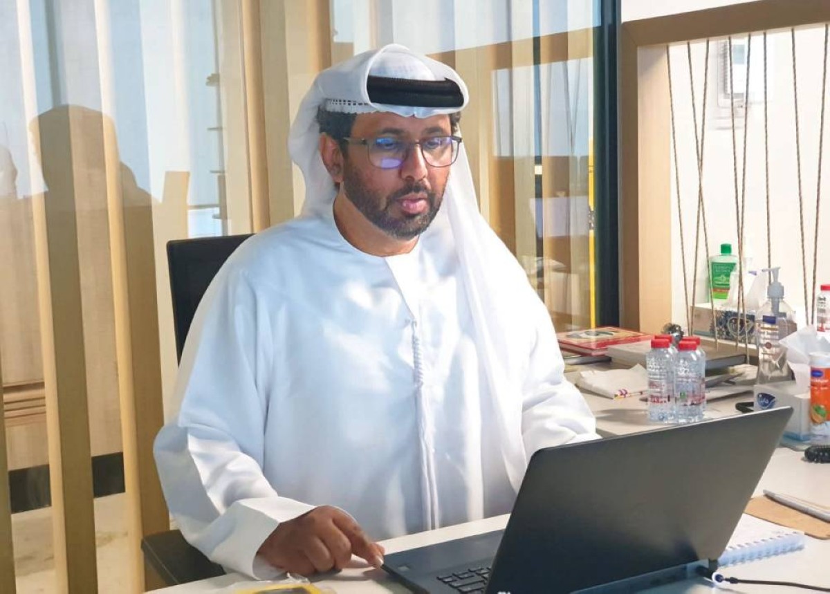 فهد المعمري أثناء تقديمه المحاضرة|