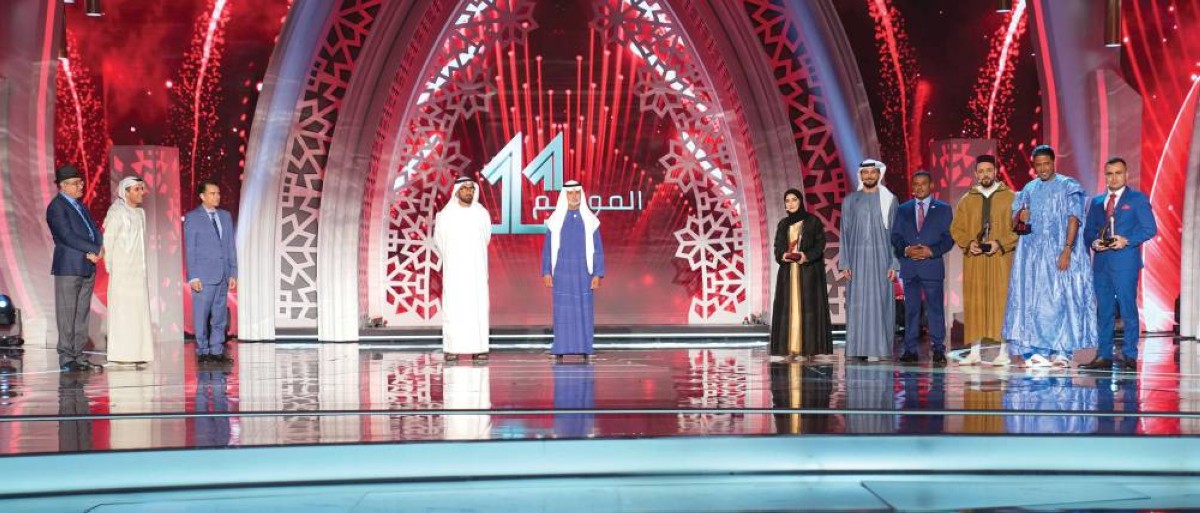 نهيان بن مبارك وفارس المزروعي وعلي بن تميم ولجنة التحكيم والمشاركون في البرنامج 
