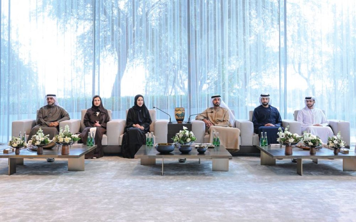 راشد بن حميد وشما المزروعي وسارة الأميري والمسؤولون خلال الجلسة