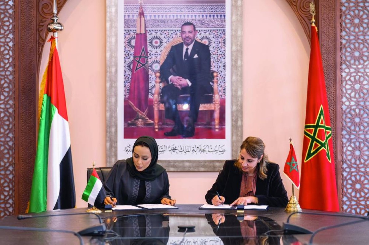 خولة المجيني ولطيفة مفتقر خلال توقيع الاتفاقية 