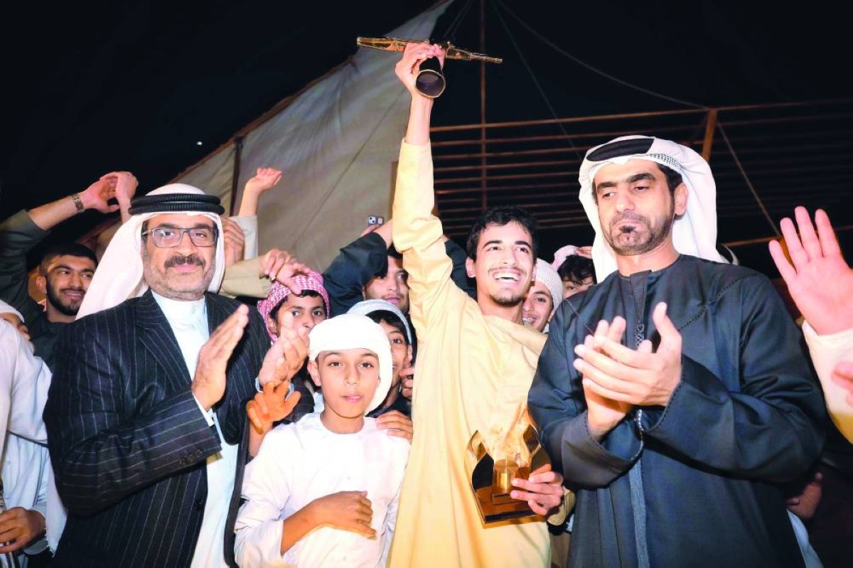 عبدالله بن دلموك وراشد الكتبي خلال تتويج زايد المري بكأس المراجل 