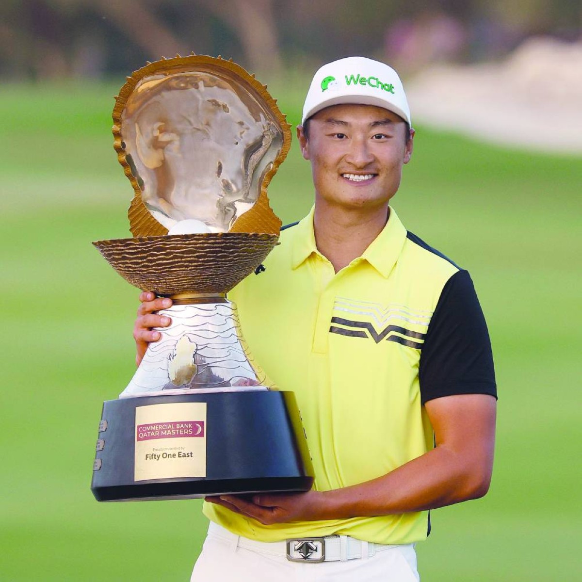 هاتونج لي يرفع كأس اللؤلؤة