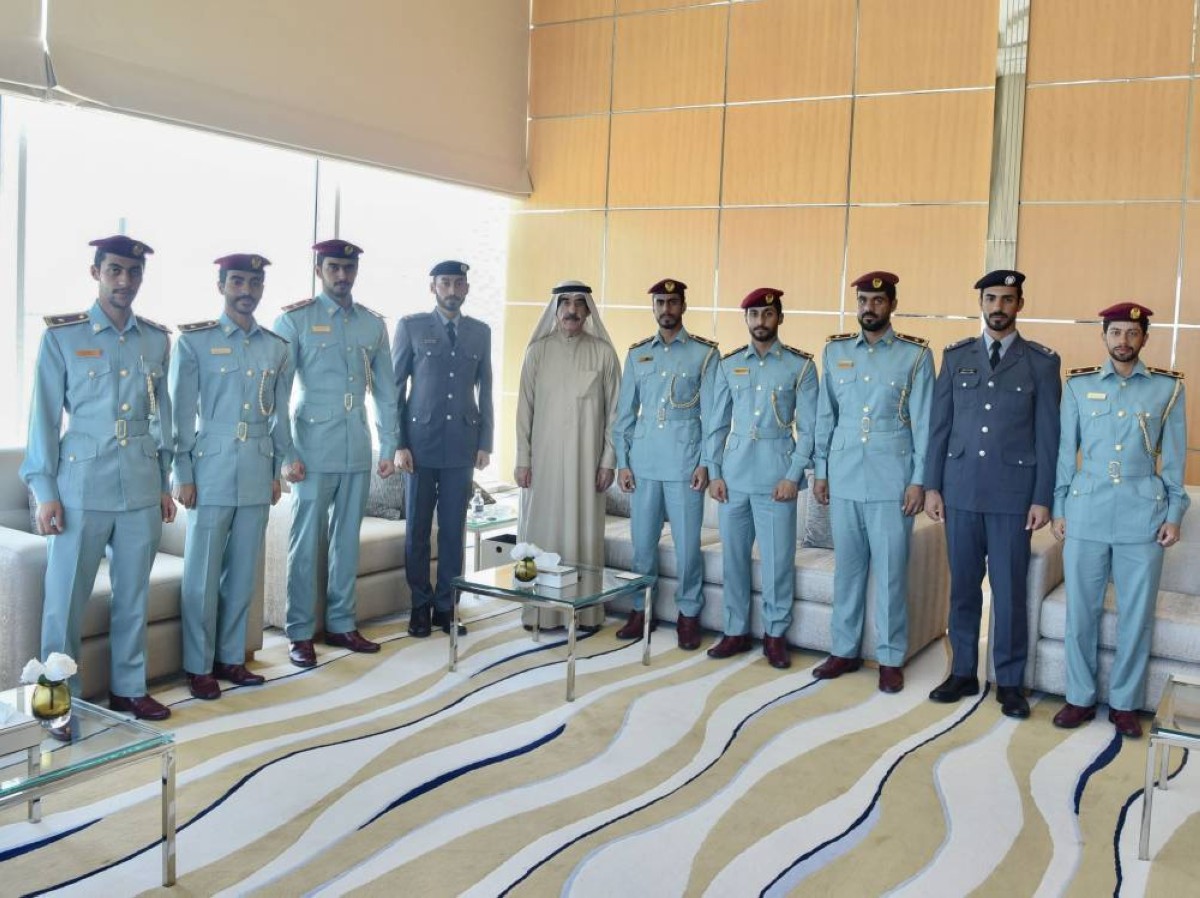 حاكم أم القيوين خلال استقباله عدداً من الضباط الخريجين في كلية الشرطة