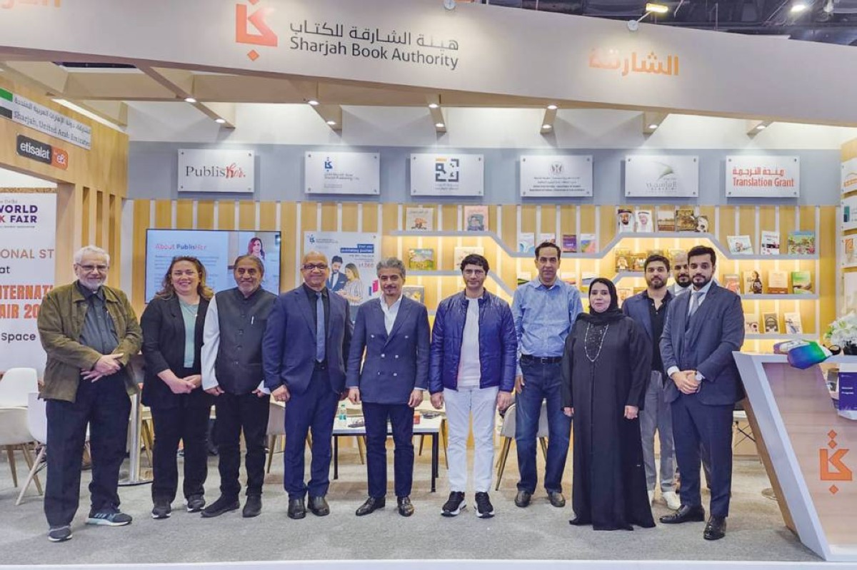 أحمد العامري وكتّاب إماراتيون خلال مشاركتهم في المعرض