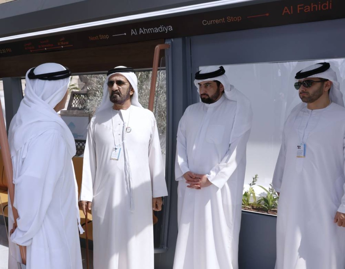 محمد بن راشد وأحمد ومنصور بن محمد يسمتعون لشرح من مطر الطاير حول «ريل باص»