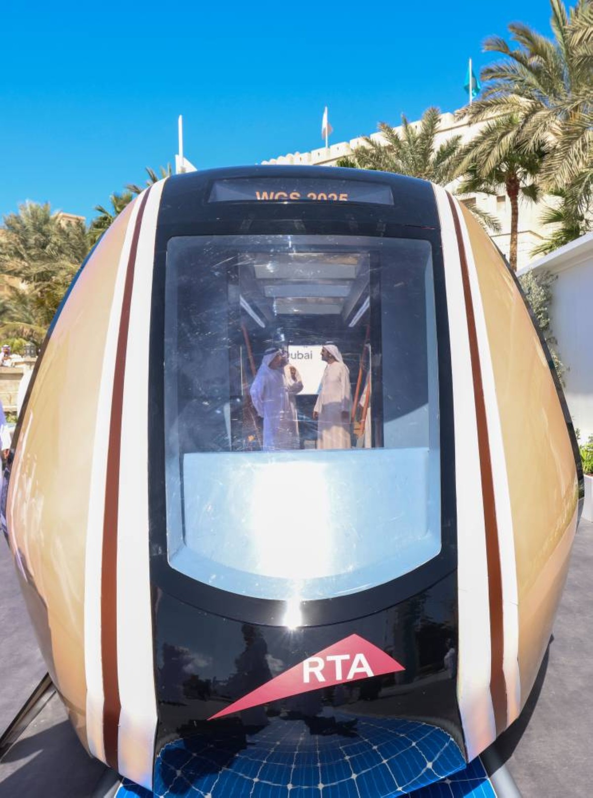 محمد بن راشد متفقداً المشروع 