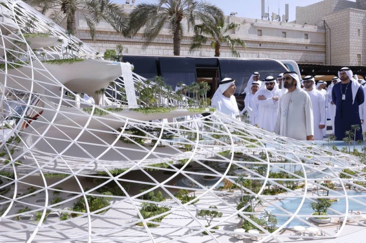 محمد بن راشد يطلع على تصميم «ثيرم دبي» بحضور أحمد ومنصور بن محمد ومحمد القرقاوي ومطر الطاير