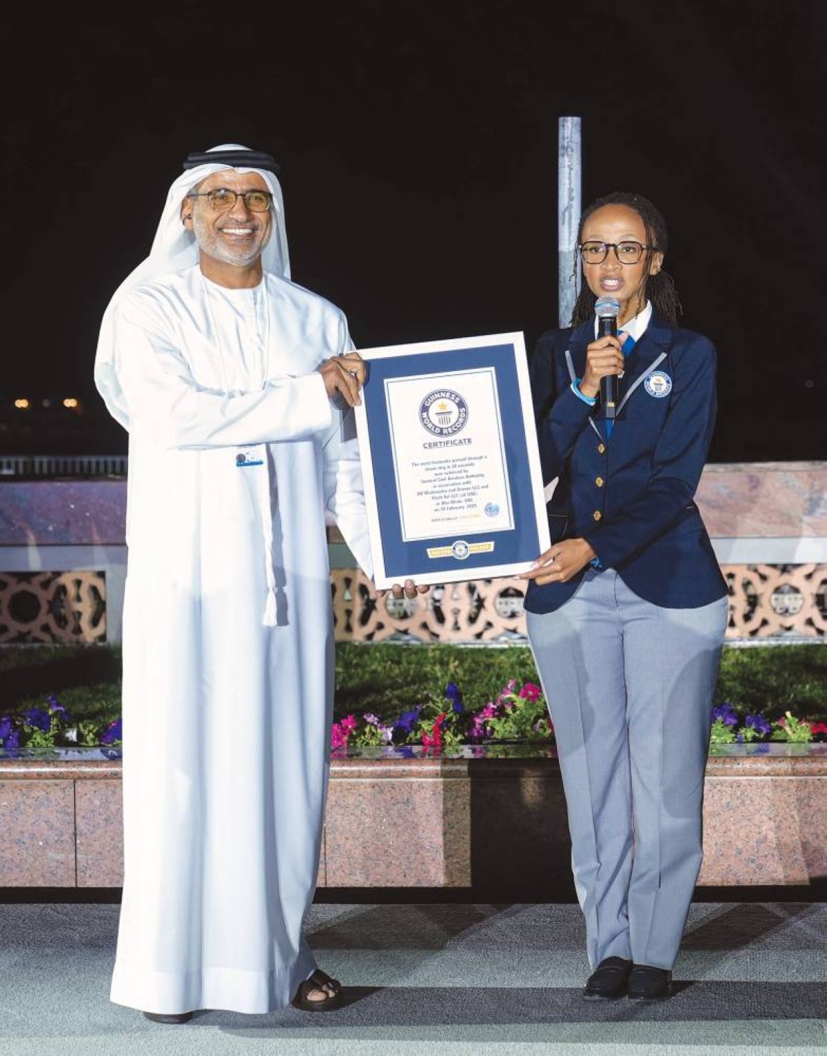 سيف السويدي خلال تسلم الشهادة من «غينيس»
