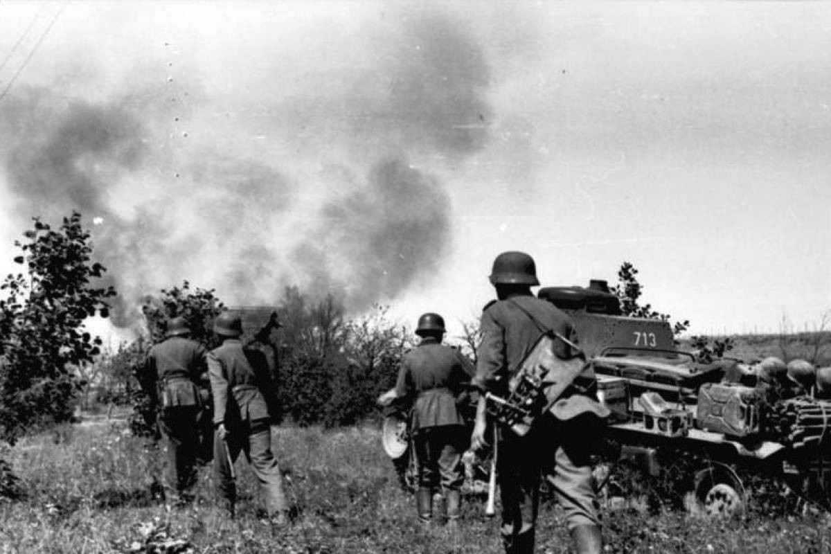 1941  القوات النازية تصل إلى شمالي أفريقيا تأهباً للهجوم على الاتحاد السوفييتي.