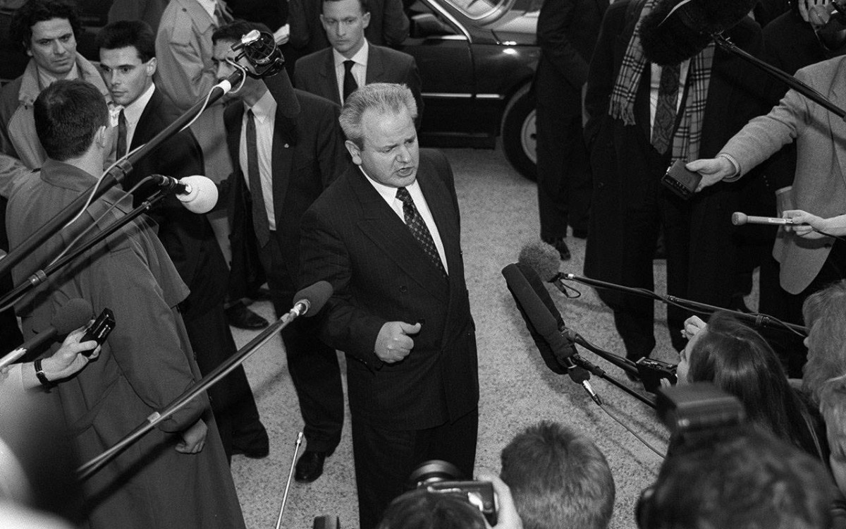 2002 محاكمة الرئيس اليوغسلافي ميلوشڤيتش بمقر «العدل الدولية» بتهمة ارتكاب جرائم حرب.
