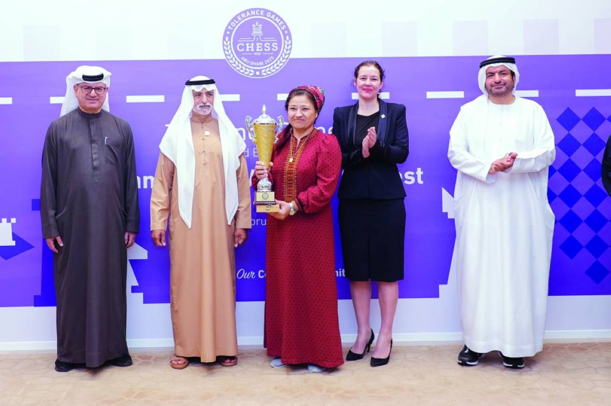 نهيان بن مبارك خلال تكريم الفائزات