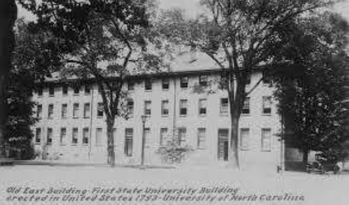 1795 تأسيس أول جامعة تابعة لولاية أمريكية وهي جامعة كارولاينا الشمالية.