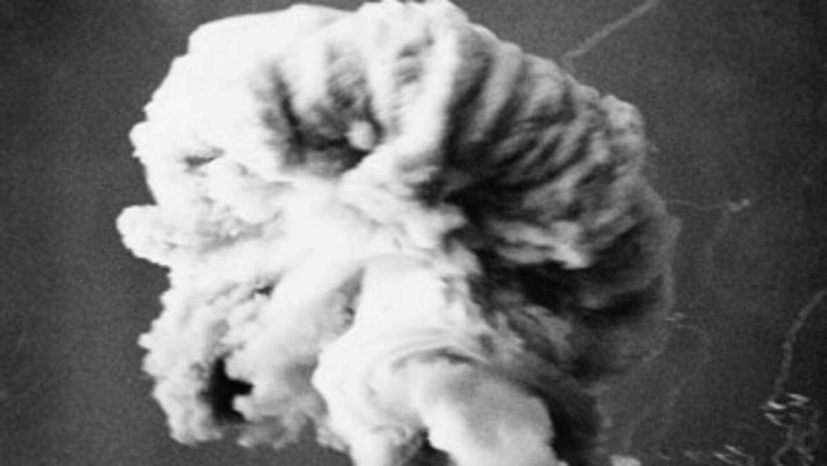1960  فرنسا تقوم بأول تفجير نووي لها، ولتجنب المخاطر أجرته في الجزائر.
