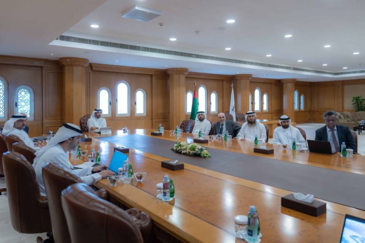 سلطان بن أحمد يستمع إلى شرح عن مشروع المحطة