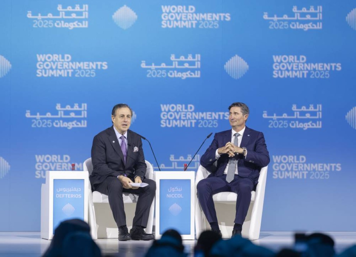 براين نيكول متحدثاً خلال الجلسة