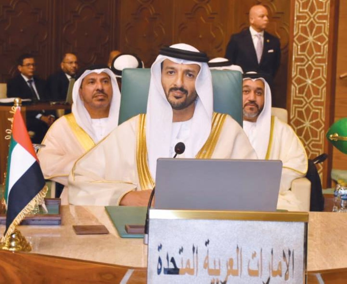 عبد الله بن طوق خلال الاجتماعات بالقاهرة
