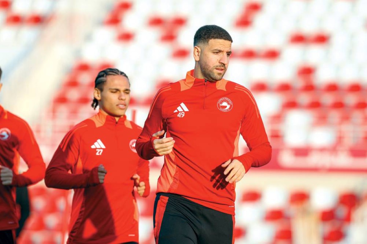 عادل تعرابت خلال تدريبات الشارقة 