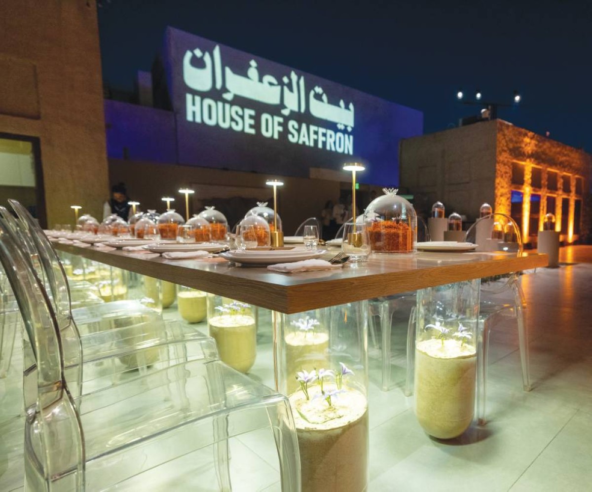 طاولة العشاء بزهور الزعفران من تصميم حمدة الفلاحي 