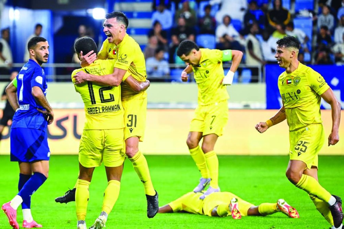 لاعبو الوصل يحتفلون بالفوز على النصر