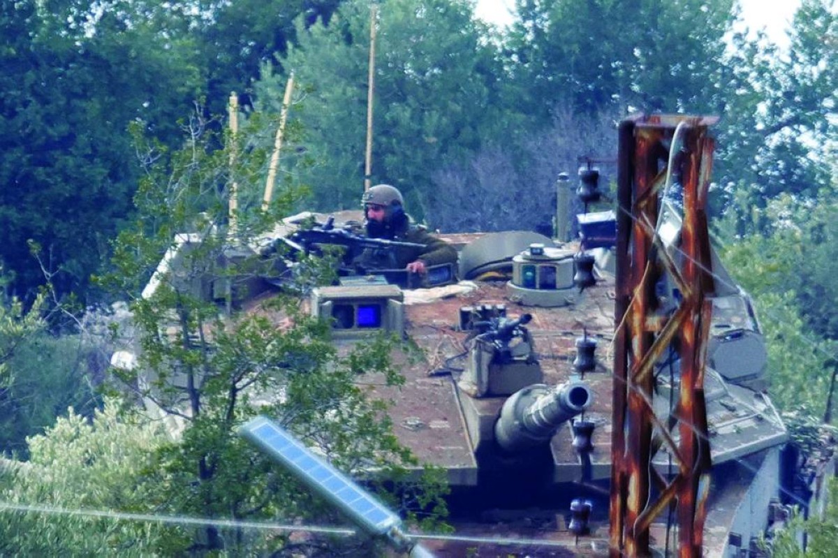 دبابة إسرائيلية متمركزة في قرية كفر شوبا الجنوبية