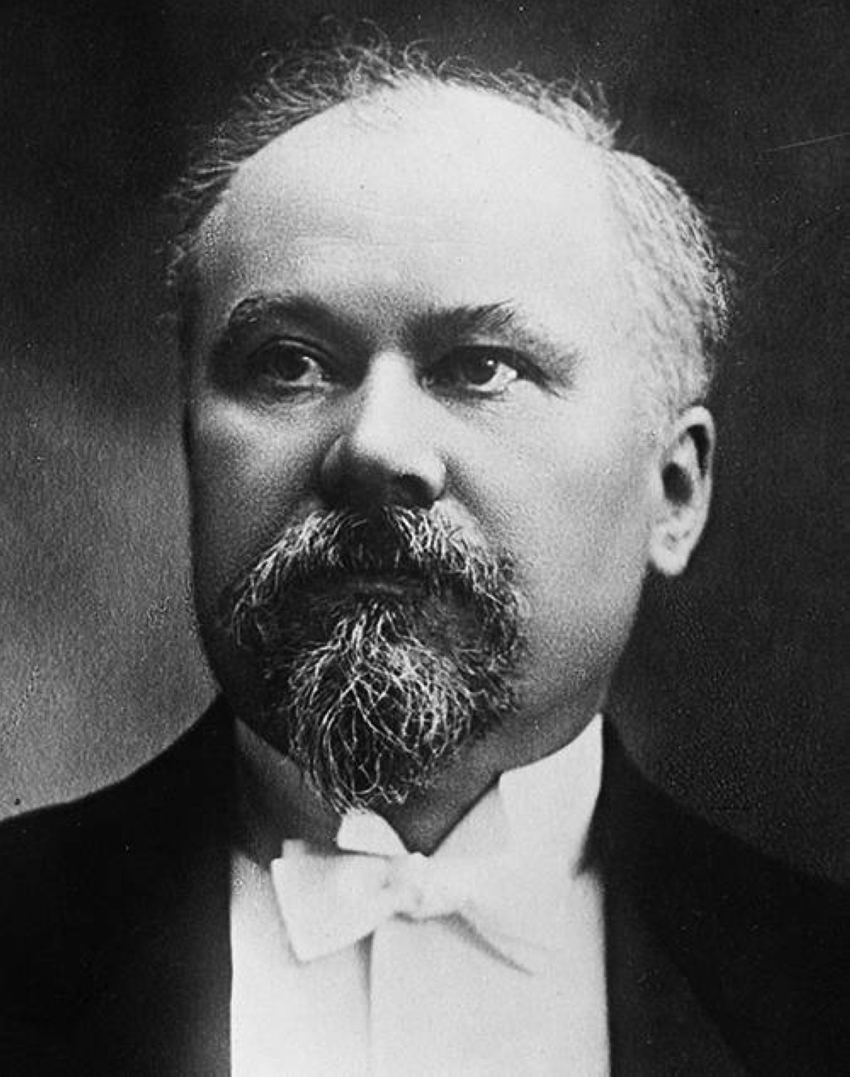 1913 - ريمون بوانكاريه يتولى رئاسة الجمهورية الفرنسية الثالثة.