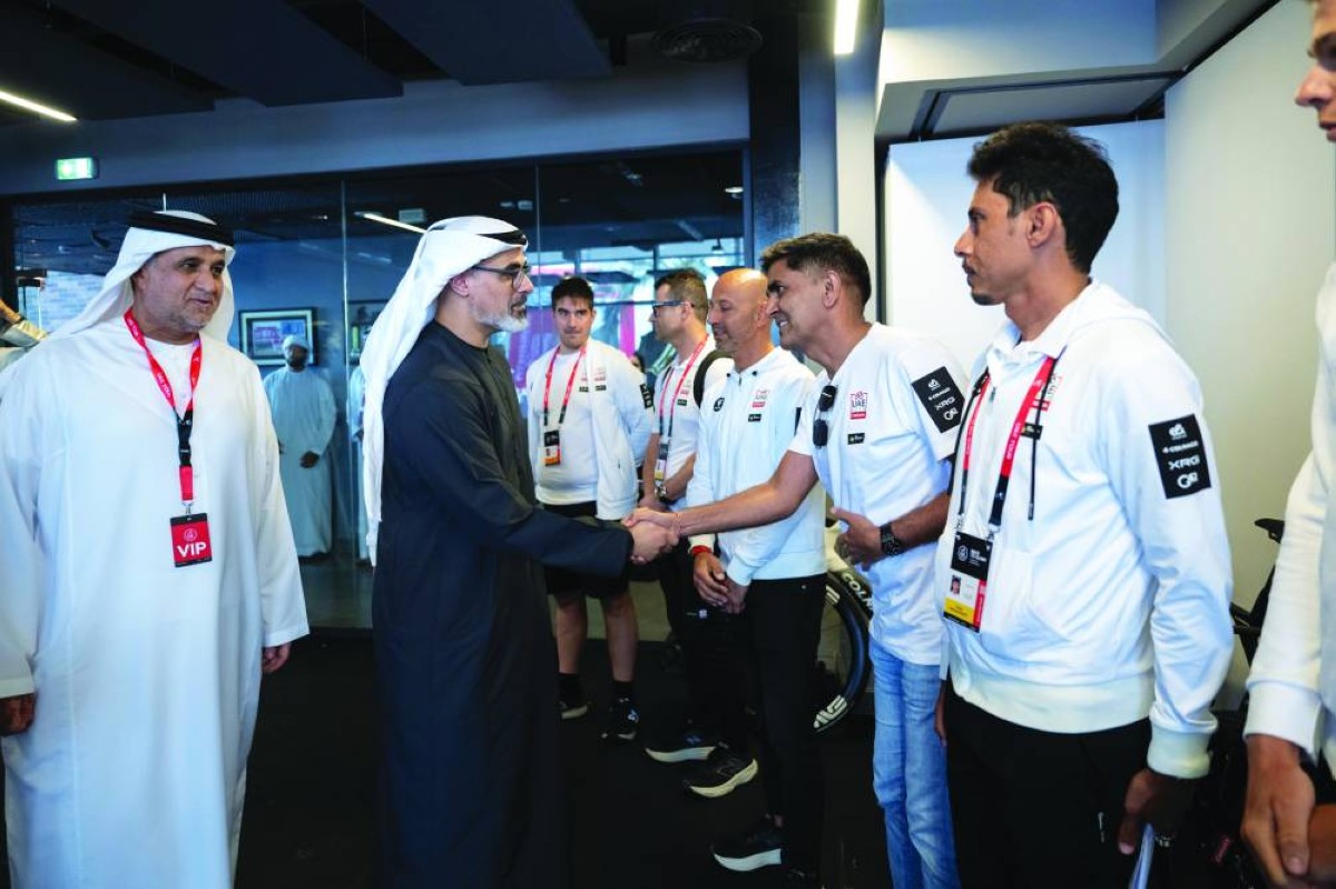 خالد بن محمد يلتقي بلاعبي فريق الإمارات «إكس آر جي» 