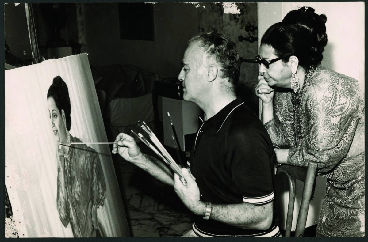 أم كلثوم تتابع الفنان صلاح طاهر خلال رسمه لوحة لها