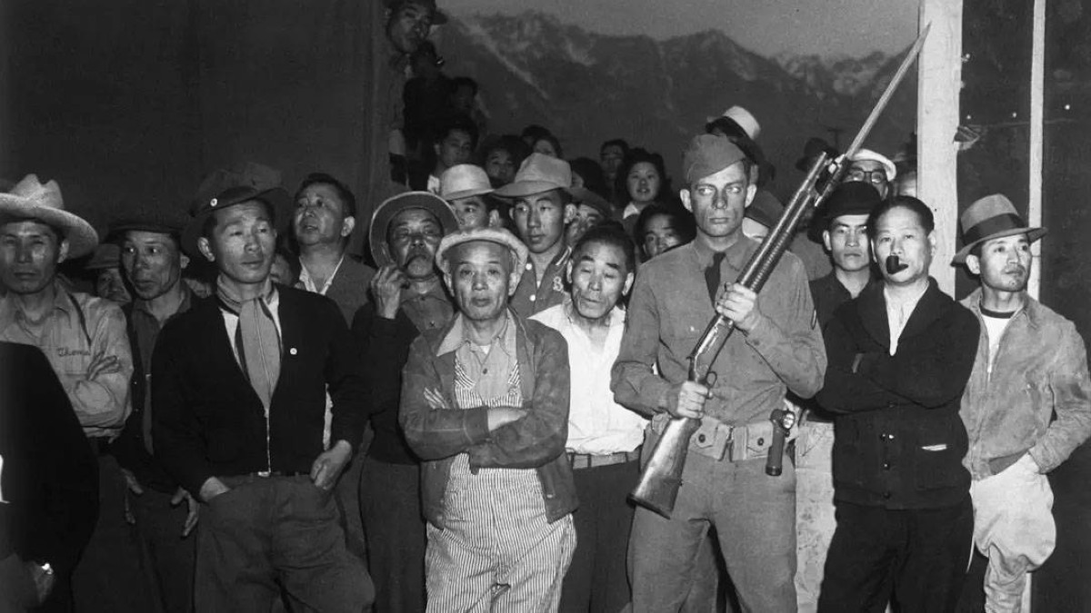 1942 روزفلت يأمر بوضع الأمريكيين من أصل ياباني في معسكرات الاعتقال.
