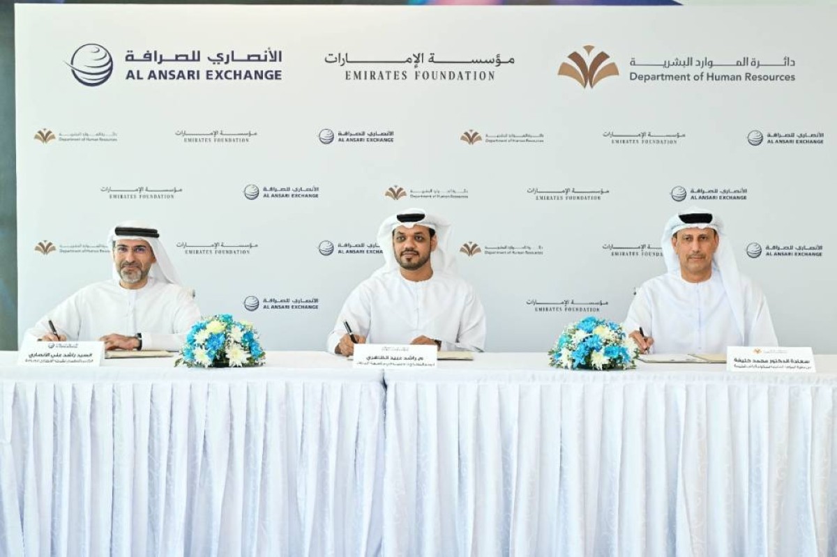 محمد عبداللطيف خليفة وراشد الظاهري وراشد الأنصاري خلال توقيع اتفاقية افتتاح المركز