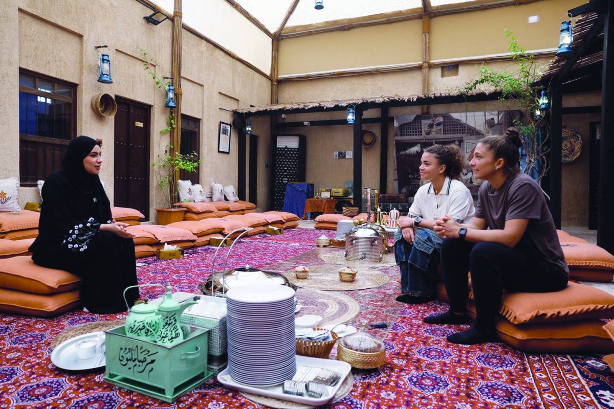 ياسمين باوليني وسارة إيراني تستمتعان بجلسة قهوة عربية