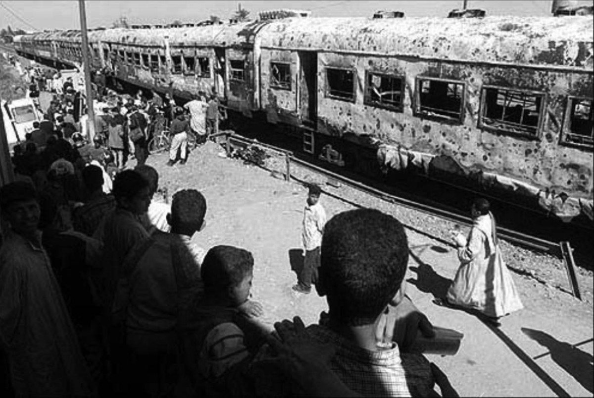 2002 النيران تلتهم قطاراً وتقتل 370 راكباً وتصيب 65 آخرين في الرقاع الغربية بصعيد مصر.