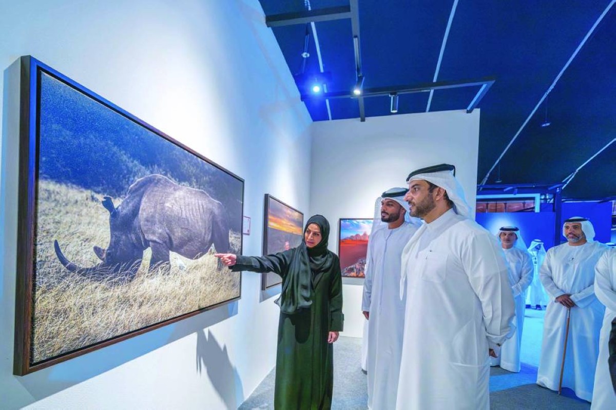 سلطان بن أحمد خلال جولة في المعرض