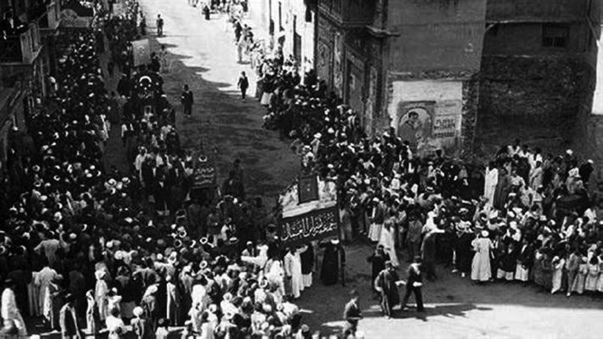 1922  المملكة المتحدة تنهي حمايتها التي فرضتها على مصر عام 1914.