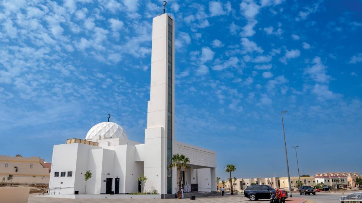 جامع ابراهيم علي القرقاوي يمزج في تصميمه بين الحداثة والجمال المعماري |