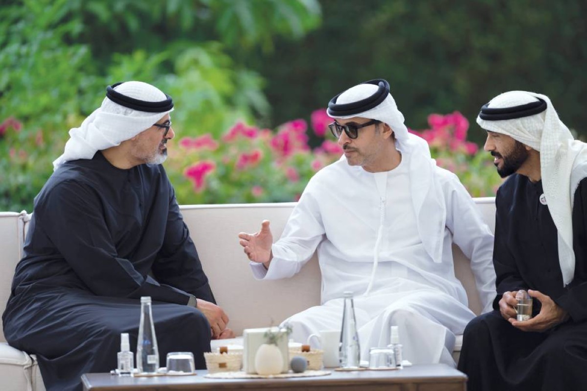 خالد بن محمد وهزاع ونهيان بن زايد خلال اللقاء 
