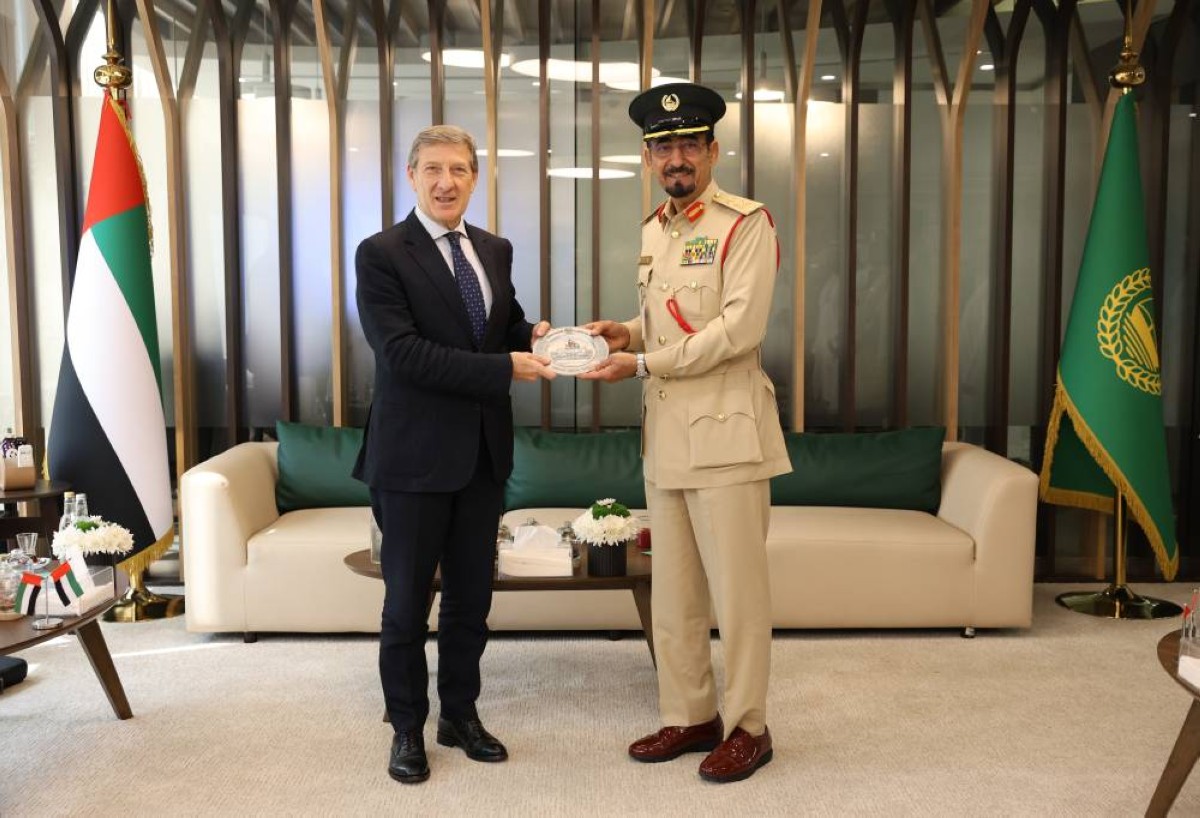 أحمد رفيع يسلم فابريزيو بارولي الدرع التذكارية | من المصدر